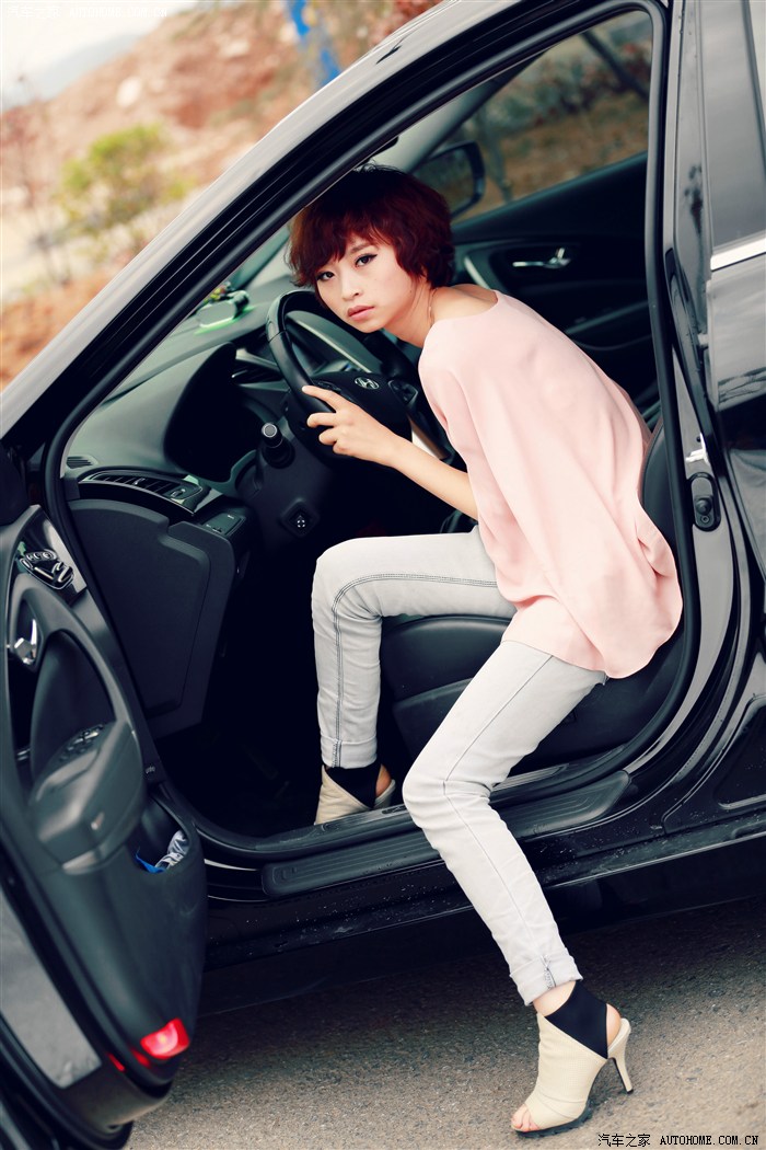 辣妈首次亮相当车模掌声尖叫在那里