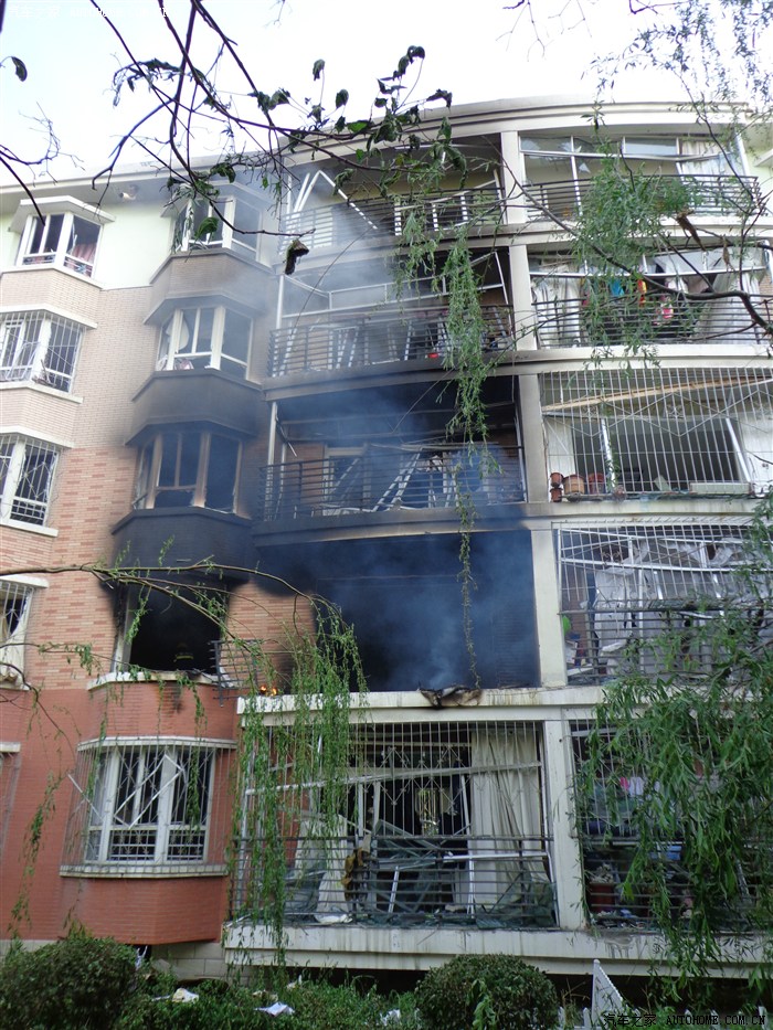石河子市一居民住宅内发生天燃气爆炸