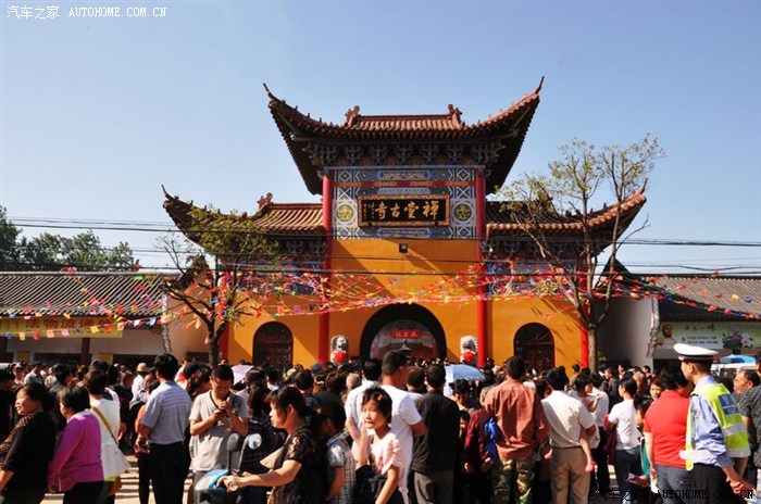 来自全国各高僧大师,云集太和县大新禅堂古寺,并为金佛开光,供