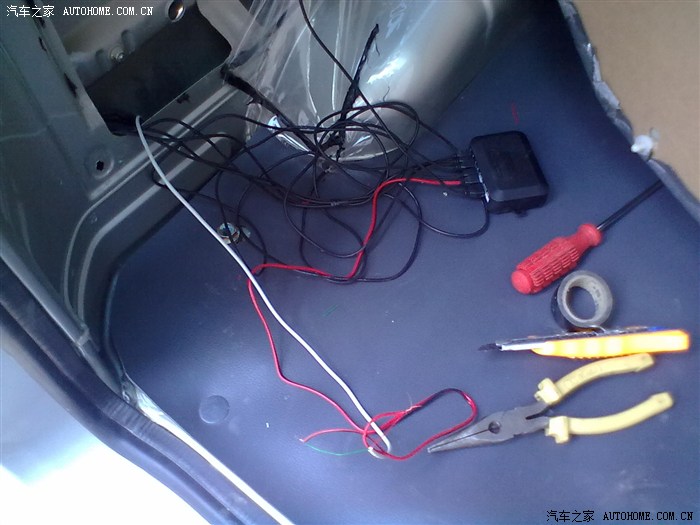 所有不限工作已经完成!白色线是从倒车灯正极负极上引过来电源线!