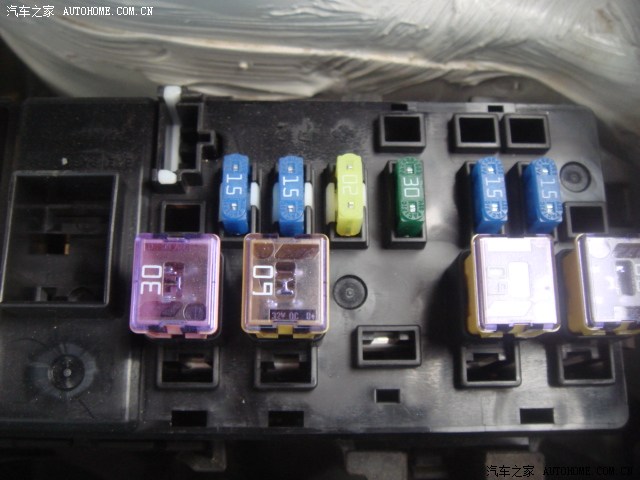求助大神娜娜发动机舱里面的保险丝盒里面哪个是前大灯的
