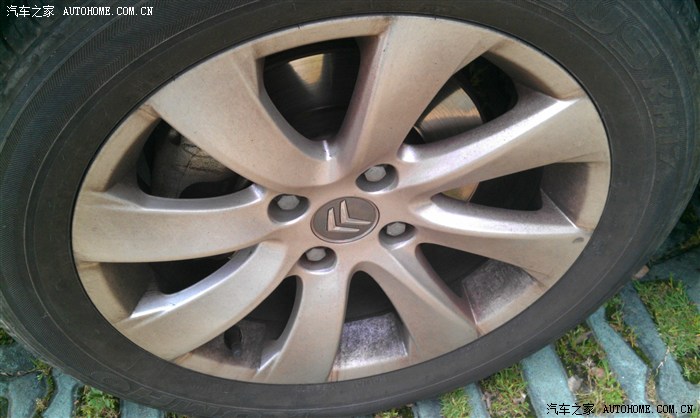 求助如图:轮毂上褐色的是什么东西?