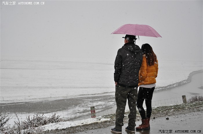 情侶還是父女?哈哈!當然,在雪中的感覺是不錯的!傘的顏色也不錯!