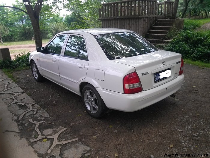 车展换车出马自达323白色私家车1楼更新大量新图