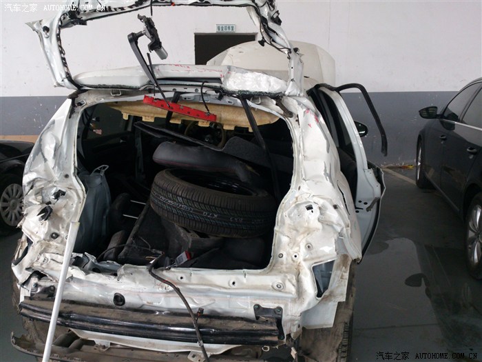 一起严重的高尔夫追尾事故有图有真相