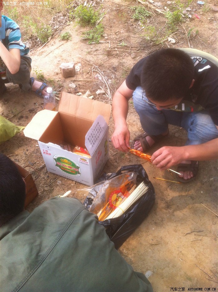 今天家里人一起去周边野外烧烤!