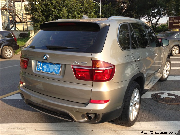 清纯媳妇当车模铂青铜宝马x5赏析