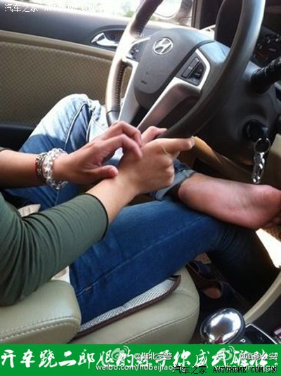 开车跷二郎腿的妹子你威武雄壮