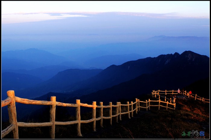 华南最高的山图片