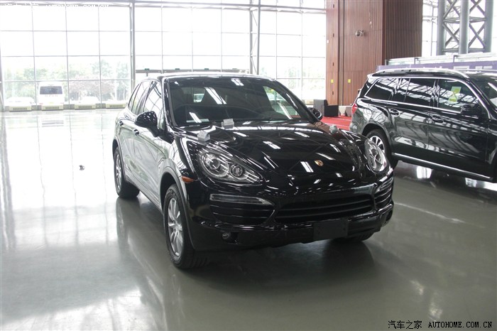 2013天津塘沽车展滨海国际会展中心内有美女车模