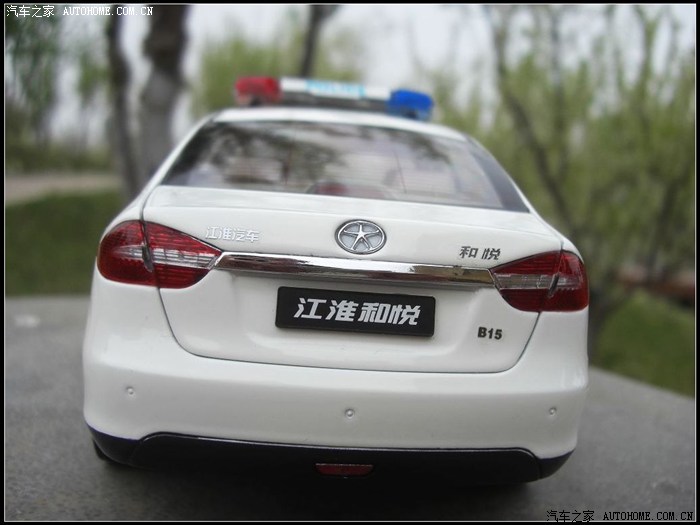 我又喜欢收藏汽车模型就送了我一部江淮和悦警车1:18比例汽