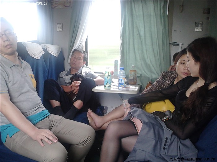 火车上碰到一长相相当美的黑丝,家里老头坐旁边,不敢