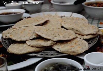从闪电河出来,到县里吃的农家饭,其中一个叫莜面饼,以前没有吃过.