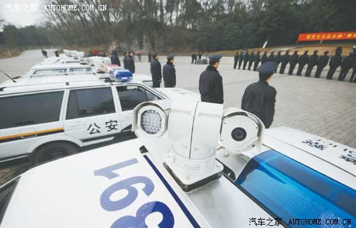 警車車頂上的像機器人頭的 東西到底是什麼玩意?