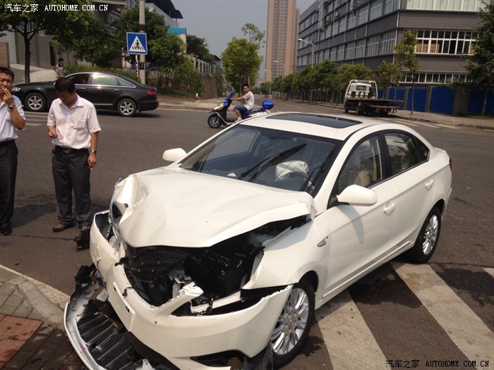 长安车逸动碰撞卡宴 2路写实 1发炮弹的钱打下飞机