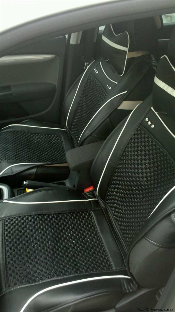 我的是低配的,织物座椅,所以才弄了个坐垫,黑色中带少量的白色,看