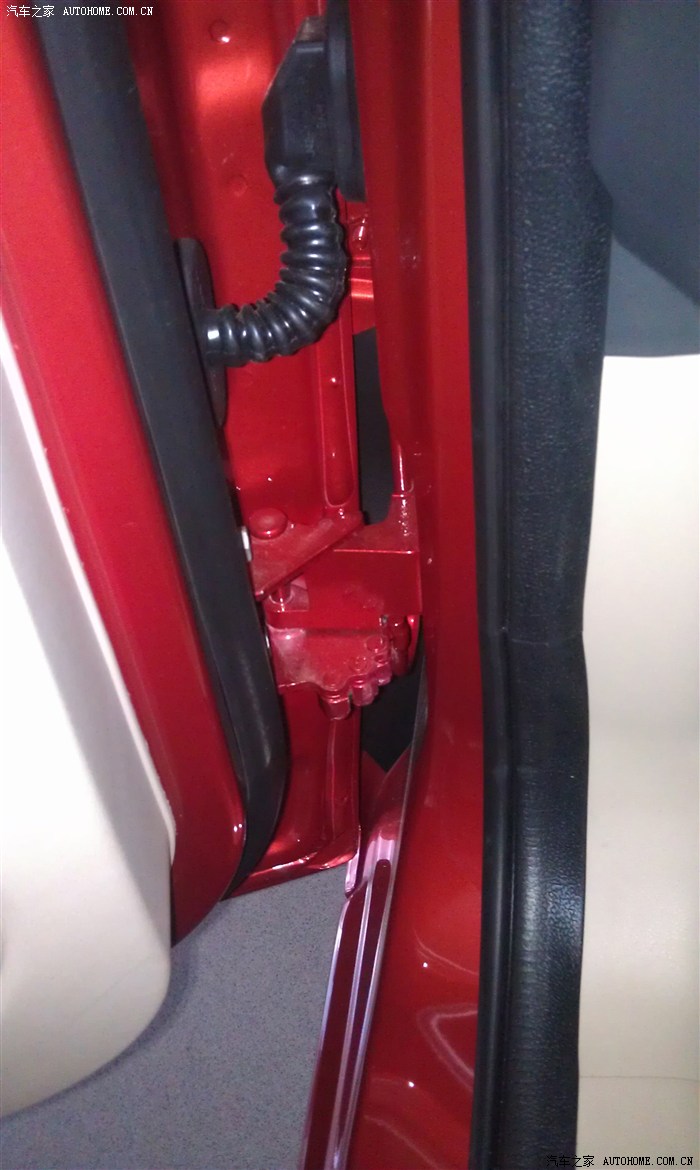 &nbsp;&nbsp;&nbsp;&nbsp;&nbsp; 打开车门 三段式铰链很给力有木有?