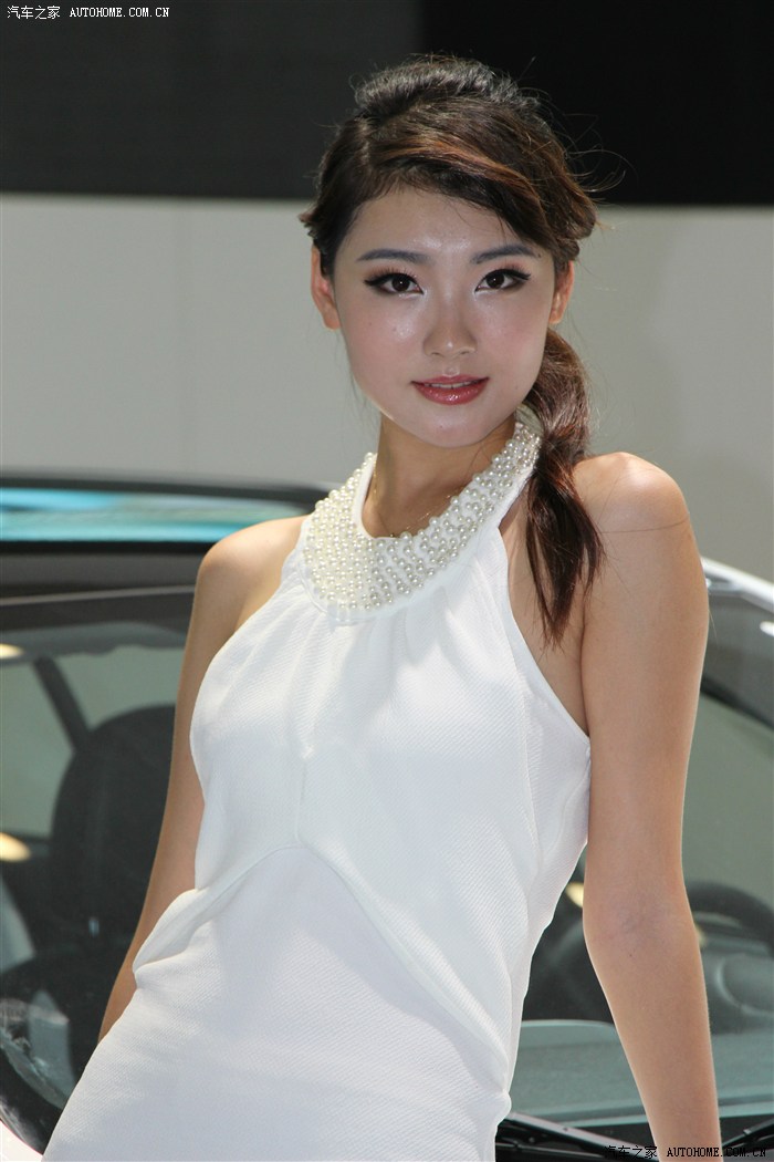 太原国际汽车展美女第二波精彩不断还有激情的钢管舞表演哦