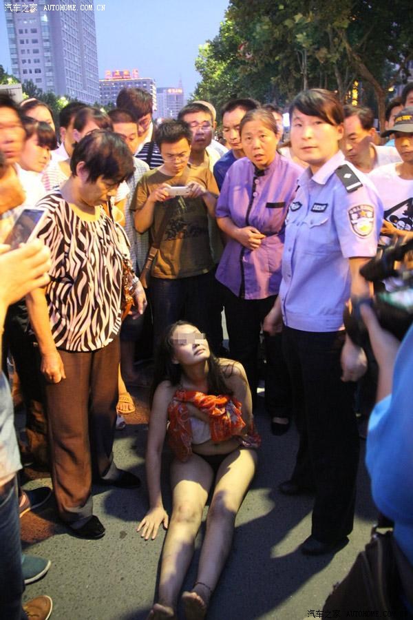 郑州街头"裸奔女"被警察带走
