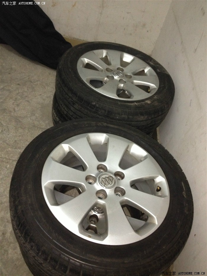 出售别克君威17寸原装轮胎玛吉斯22555r17