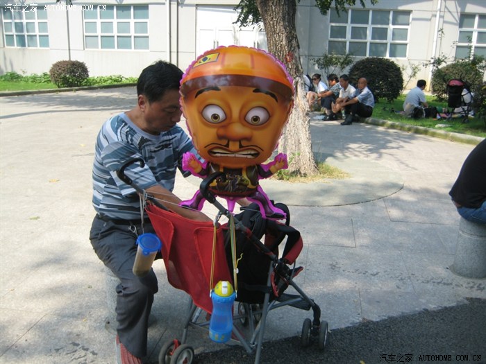 公园里拍的光头强气球,有亮点: o(∩_∩)o哈哈