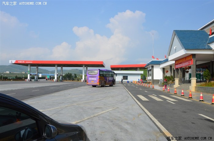 从楚雄出发, 行驶了多少公里忘记了, 来到了第一个服务区"云南驿服 
