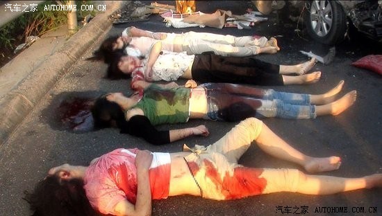 天津一夏利被追尾,车内四人活活烧死