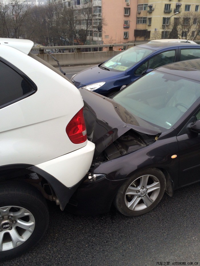 四年首撞 追尾这样有些严重吧