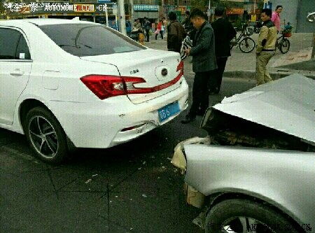 看看秦的屁股有多结实,这就是吻屁股的下场