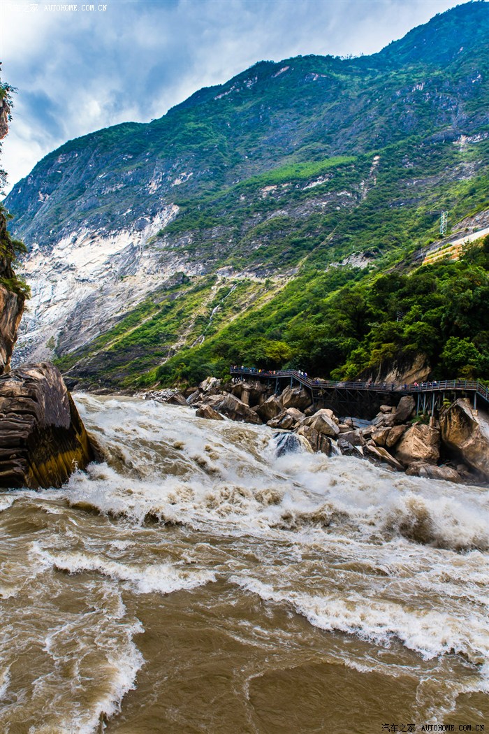 激流飞溅,惊涛震天.