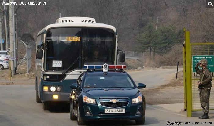 志愿军烈士遗骸回国韩国科鲁兹改装警车护送