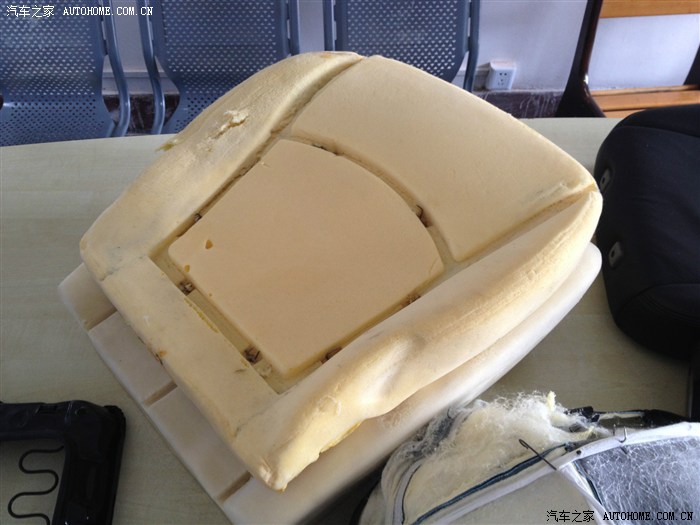 上面是原车的旧海绵,可以看到边缘侧都踏了