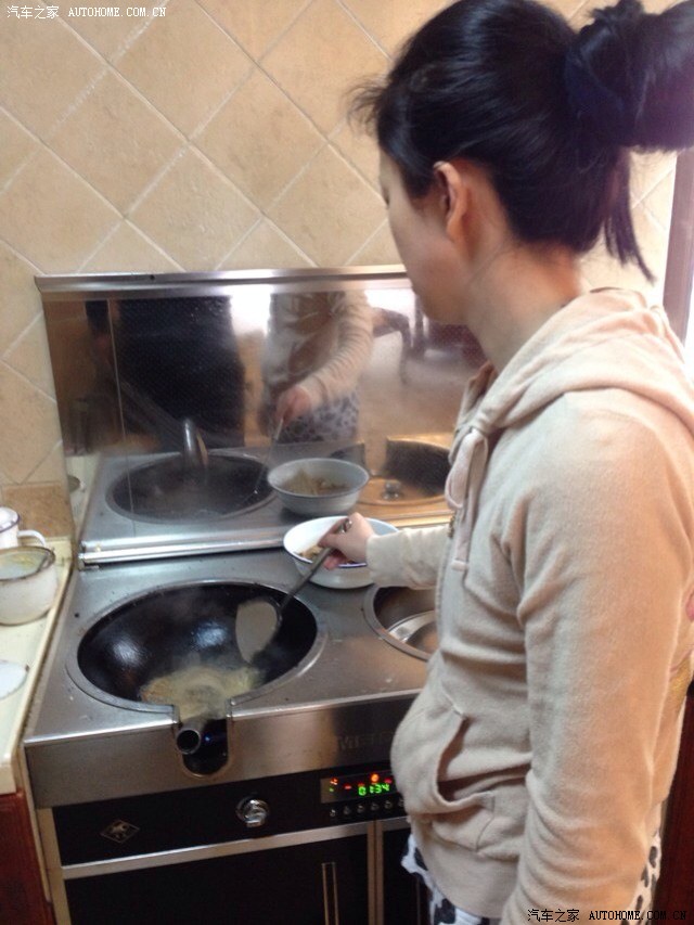 老婆下厨炒的几道小菜赣菜风味出得厅堂下的厨房