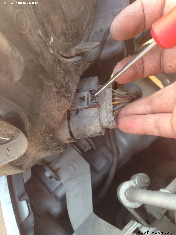 想换大灯的朋友来看拆大灯插头