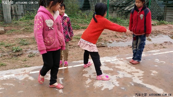大山里室外温度12度,这里的孩子很多已经开始打赤脚了,女孩子穿凉鞋