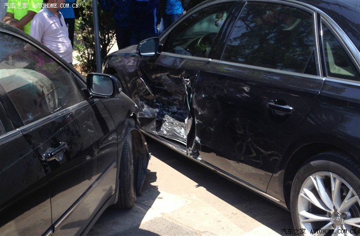 【图】a8l的车门是不是没有防撞钢梁啊 今天拍到个车祸_奥迪a8论坛