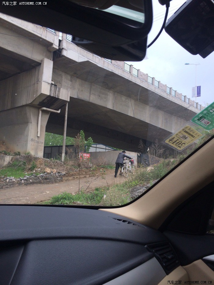 今天爬了个15度左右的坡,突然中控有个红灯闪过!