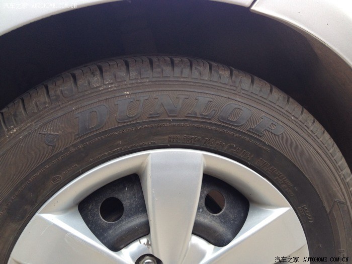 锐欧换轮胎了