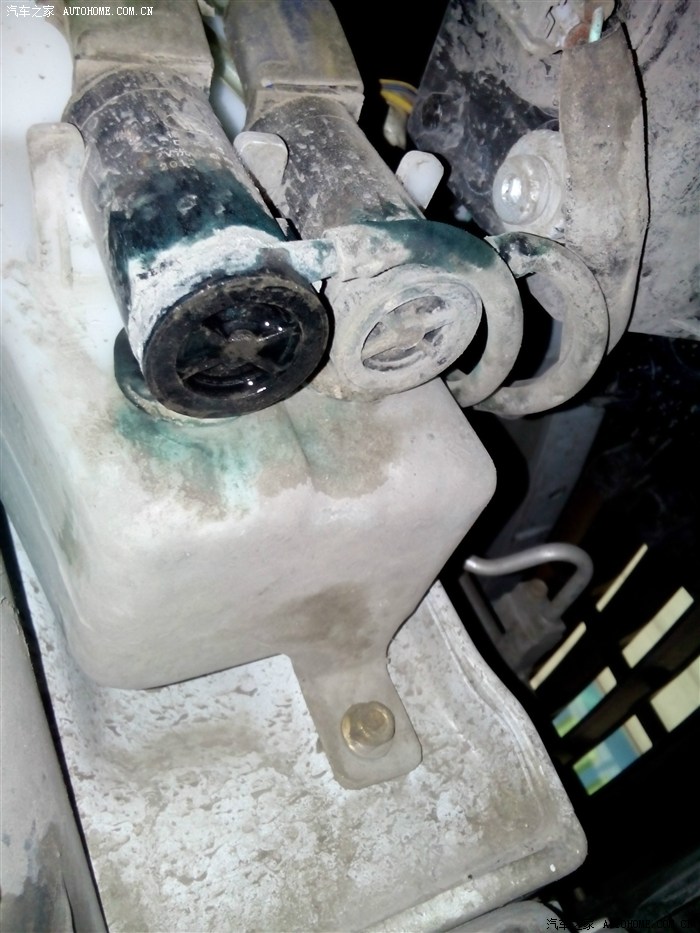 才半年的车玻璃水漏了图片为证