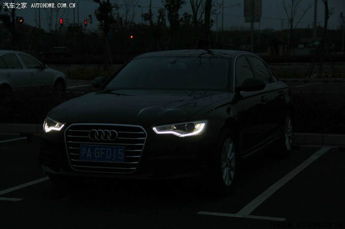 求一张奥迪a6大灯晚上的图片.