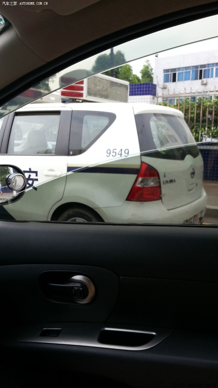 街拍骊威警车