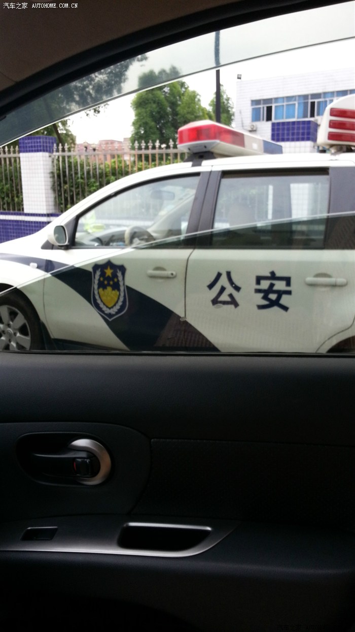街拍骊威警车