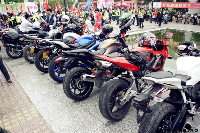 这次聚会就有 20台排量1000cc以徘 其余就400-750等等 还有些鬼火车队
