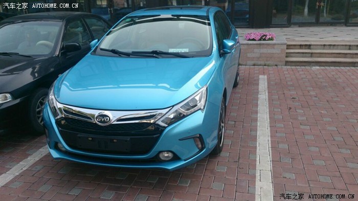 昨天看到了海蓝色的比亚迪秦