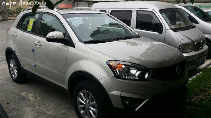 珍珠白是金属漆,有点像银色,又有点像香槟金.和纯白色没什么关系.