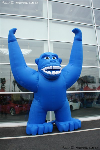 5,这个变种充气蓝色大猩猩,也吸引了一些小孩