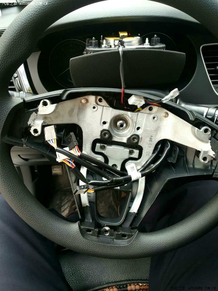 名图自舒换多功能方向盘作业