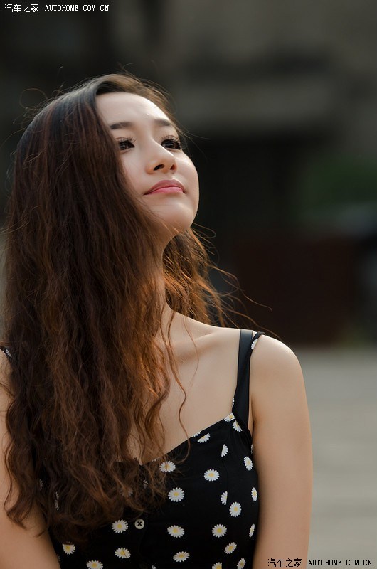 此女走在街上的回头率是90