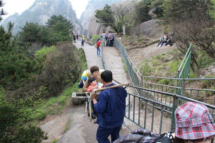 爬黄山坐人力轿子图片