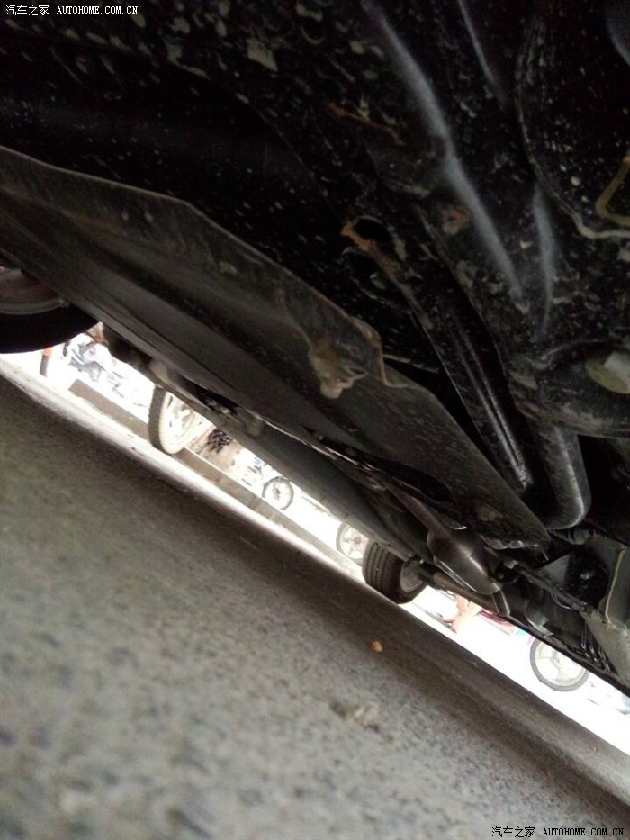 安装发动机护板的螺丝孔被刮开!